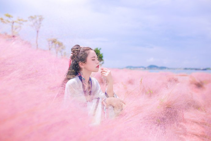 Photoshop调出草丛中的美女梦幻紫红色